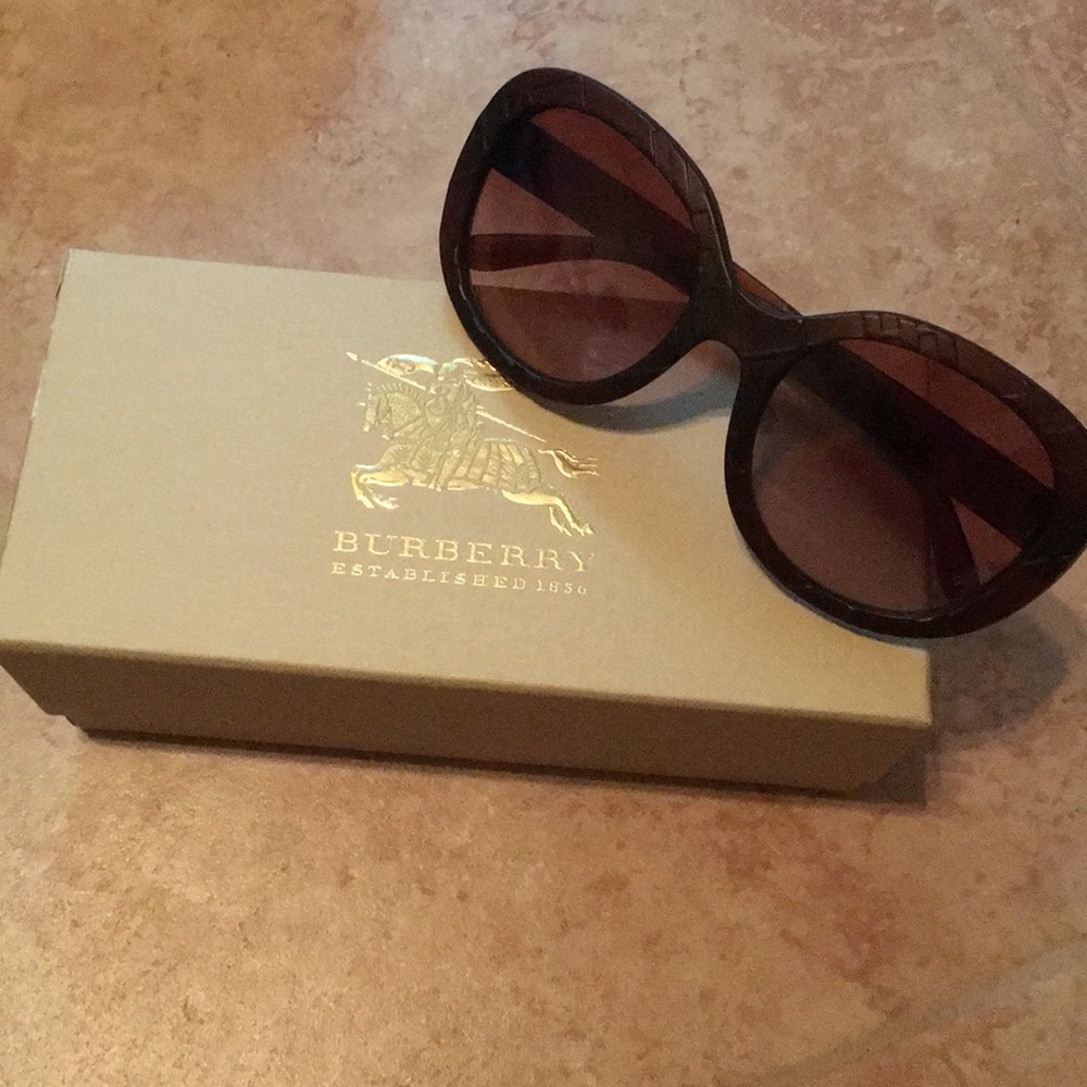 Burberry dark red sunglasses